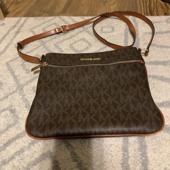 MK messenger crossbody - Picture 1 of 5